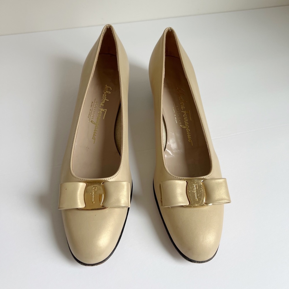 VINTAGE Salvatore Ferragamo gold vara platino calf size 9 1/2 AAA - Picture 1 of 10